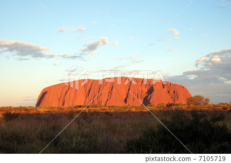 艾爾斯岩石被日落照亮 7105719