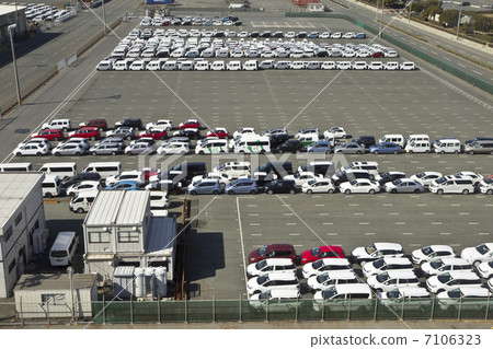 一輛襯在碼頭上的汽車 一輛襯在碼頭上的汽車 7106323