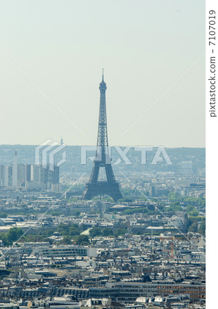 Skyline of Paris on bright summer day 7107019