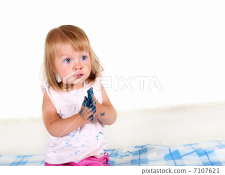 Little girl painting in studio Little girl painting in studio 7107621