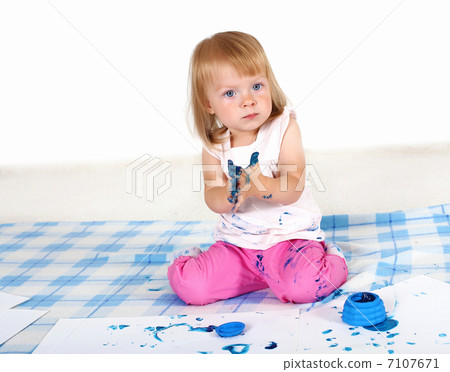 Little girl painting in studio Little girl painting in studio 7107671