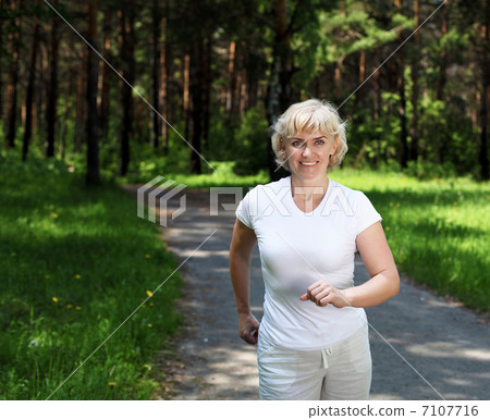 Elderly woman likes to run in the park Elderly woman likes to run in the park 7107716