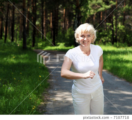 Elderly woman likes to run in the park Elderly woman likes to run in the park 7107718
