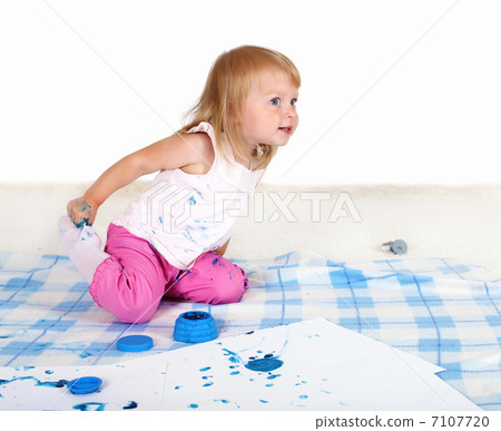 Little girl painting in studio 7107720