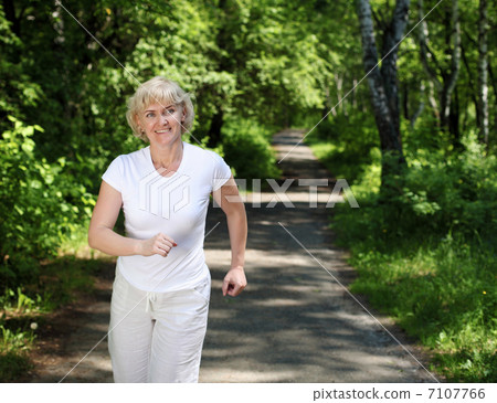 Elderly woman likes to run in the park 7107766
