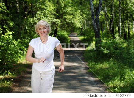 Elderly woman likes to run in the park 7107771