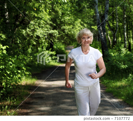 Elderly woman likes to run in the park Elderly woman likes to run in the park 7107772