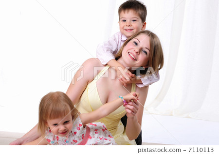 Mom, her son and her little daughter Mom, her son and her little daughter 7110113