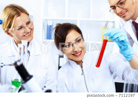 Scientists in laboratory 7112197