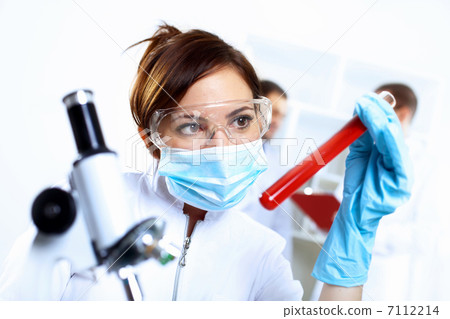 Scientists in laboratory 7112214