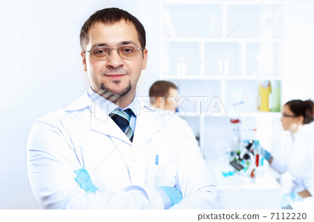 Scientists in laboratory 7112220