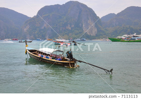 Long tail boat on Pipydon island 7113113