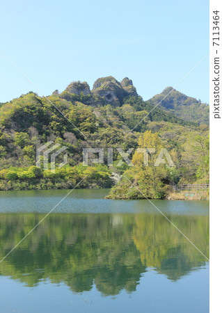 新鮮的綠色石壩 7113464