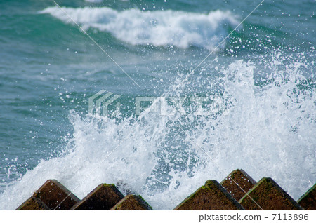 White waves to hit tetrapot 7113896