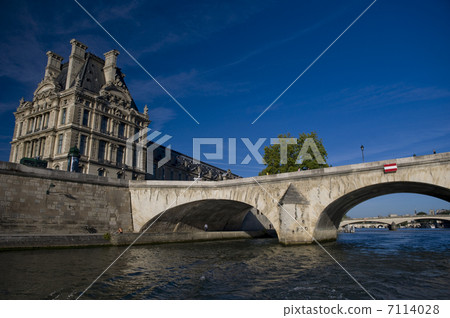 Louvre Palace and Royale Bridge 7114028