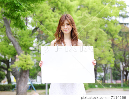 有一個白板的一個女孩 7114266