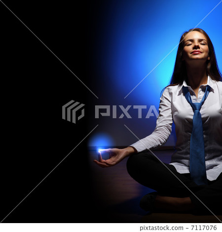 Business woman meditating 7117076