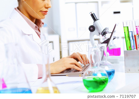Young female scientist working in laboratory 7119707