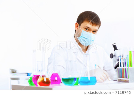 Young male scientist working in laboratory 7119745