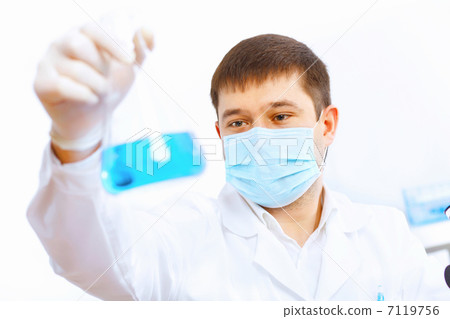 Young male scientist working in laboratory 7119756
