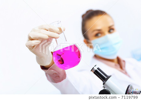 Young female scientist working in laboratory 7119799