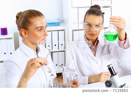 Team of scientists working in laboratory 7119883