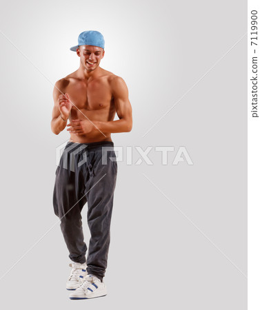 young man dancing hip hop 7119900