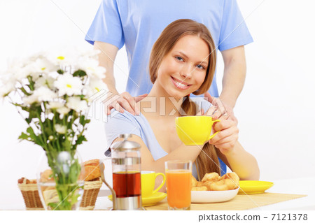Beautiful young woman drinking tea Beautiful young woman drinking tea 7121378