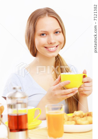 Beautiful young woman drinking tea Beautiful young woman drinking tea 7121382