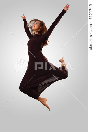 Young female dancer jumping 7121746