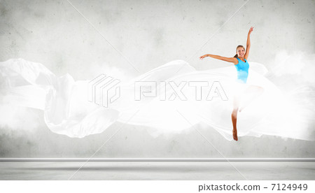 Modern style dancer posing 7124949