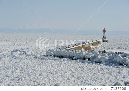 Lighthouse and drift ice Lighthouse and drift ice 7127308