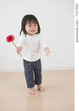 Girl with Gerbera Girl with Gerbera 7127602
