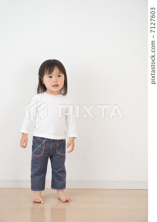 Girl with Gerbera Girl with Gerbera 7127603