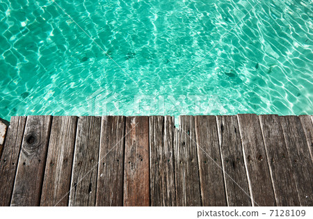 Jetty by the sea 7128109