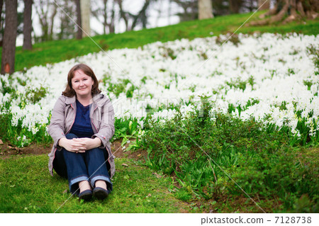 Pretty young girl with white hyacinths 7128738