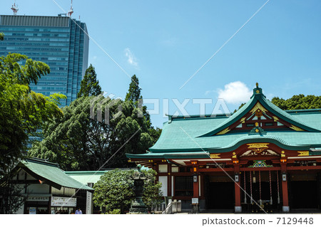 靖國神社和辦公樓 7129448