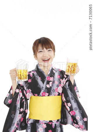 Yukata and a young woman in beer Yukata and a young woman in beer 7130065