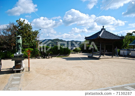 "Daishi statue (left)" and "Bell tower (right)" (Awajishima / Sumoto-shi, Goshiki-cho, Hyogo prefecture) of Aichijima Nanbu Shrine, 7130287