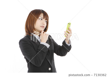 操作智能手機的一個少婦 7130362