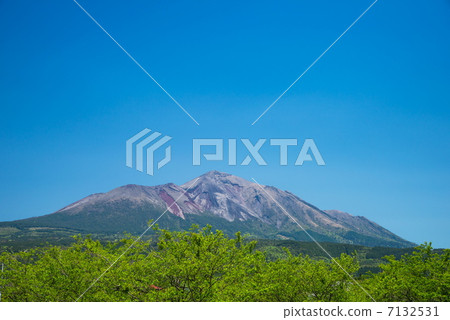 Fresh green and Takachiho Peak 7132531