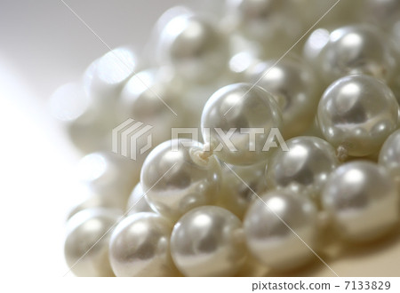 String of white pearls 7133829
