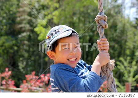 Children playing with rope 7135397