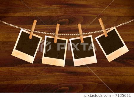 Retro photos hanging on a rope on dark wooden… - Stock Illustration