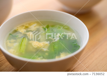 Lettuce soup of fluffy eggs Lettuce soup of fluffy eggs 7136052
