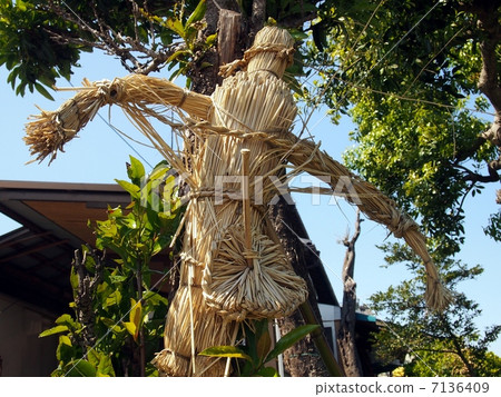 A straw figure 7136409