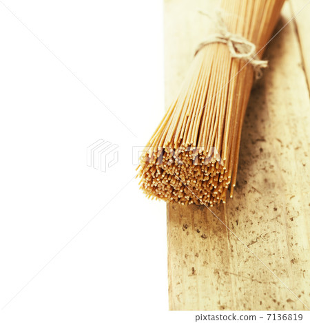 whole wheat spaghetti 7136819