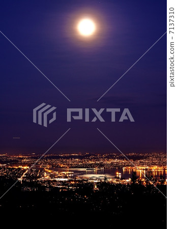 The blurry huge moon and the night view of Vancouver 7137310