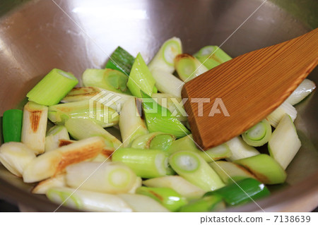 Sautéed delicious onion 7138639