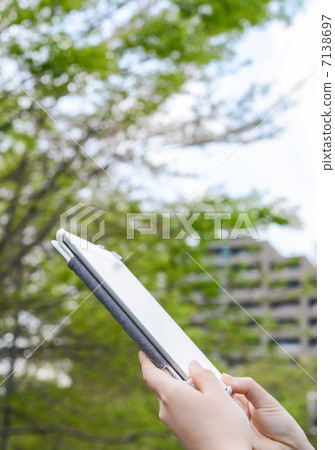 手與平板電腦 7138697